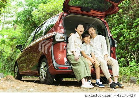 Three generations family drive 42176427