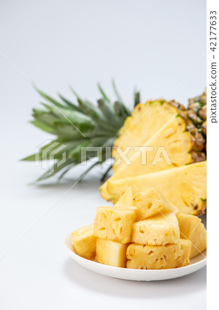 Feng pear heat-fed water fruit white bottom pineapple pineapple 42177633