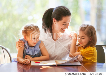 mother reading a book 42178383