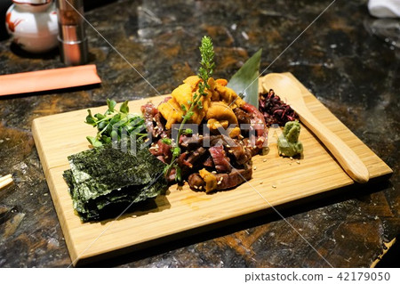 使用Ichibo肉和海膽的新Yukkei風格的菜 42179050