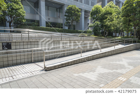 輪椅使用者的斜坡（東京都新宿區） 42179075