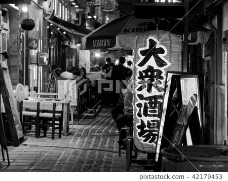 大阪梅田出生天神回來之路的夜晚（單色） 42179453