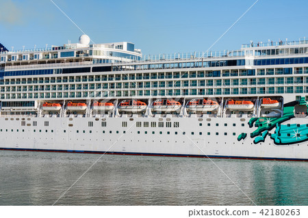 Le Havre Port and its cruises in France 42180263