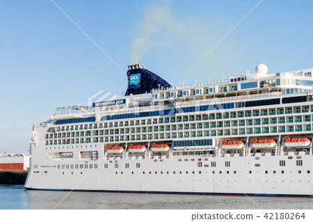 Le Havre Port and its cruises in France Le Havre Port and its cruises in France 42180264