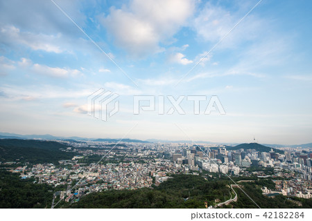 在從Inwang山觀看的首爾市 42182284