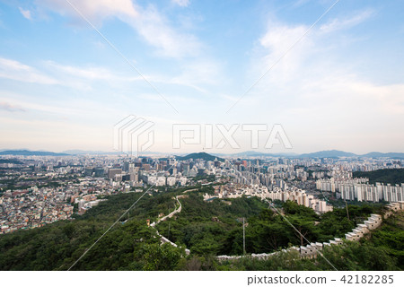 在從Inwang山觀看的首爾市 42182285