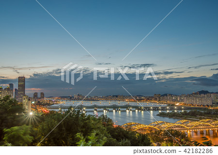漢江和首爾的夜景 漢江和首爾的夜景 42182286