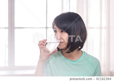 girl,sport,towel,water,drink,health,life,gym girl,sport,towel,water,drink,health,life,gym 42182364