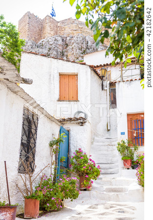 Scenic street with old houses in Athens 42182642