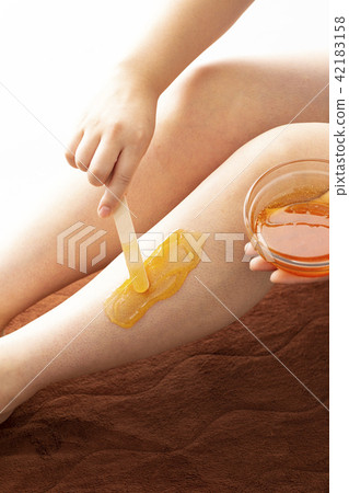 巴西蠟像_腳_脫毛不必要的頭髮治療 巴西蠟像_腳_脫毛不必要的頭髮治療 42183158
