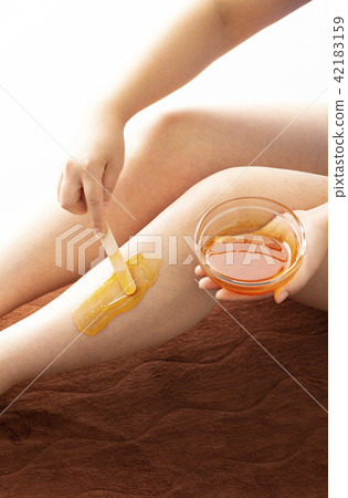 巴西蠟像_腳_脫毛不必要的頭髮治療 巴西蠟像_腳_脫毛不必要的頭髮治療 42183159