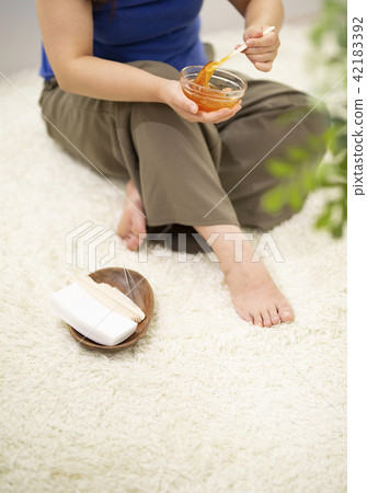 自我巴西蠟像_腳_脫毛不必要的頭髮治療 自我巴西蠟像_腳_脫毛不必要的頭髮治療 42183392