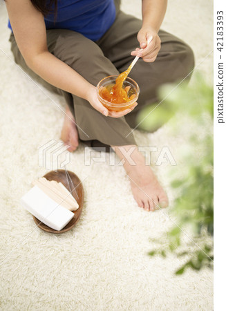 自我巴西蠟像_腳_脫毛不必要的頭髮治療 自我巴西蠟像_腳_脫毛不必要的頭髮治療 42183393