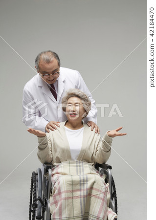 醫生,健康,退休,醫療,醫學,銀,老人,老,殘疾人,輪椅 醫生,健康,退休,醫療,醫學,銀,老人,老,殘疾人,輪椅 42184470