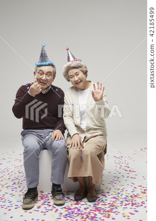 Couple, couple, celebration, birthday, anniversary, senior, elderly, old age, firework 42185499