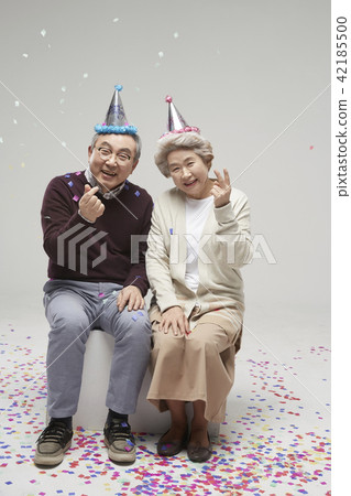 Couple, couple, celebration, birthday, anniversary, senior, elderly, old age, firework 42185500