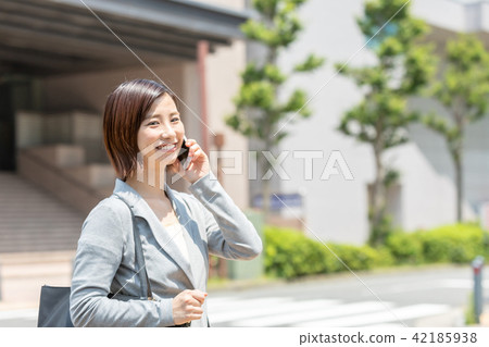 婦女走在商務區辦公室女士出差新綠色OL商務套裝肖像新兵 婦女走在商務區辦公室女士出差新綠色OL商務套裝肖像新兵 42185938