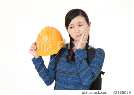 一個焦慮的表情的女人 一個焦慮的表情的女人 42186039