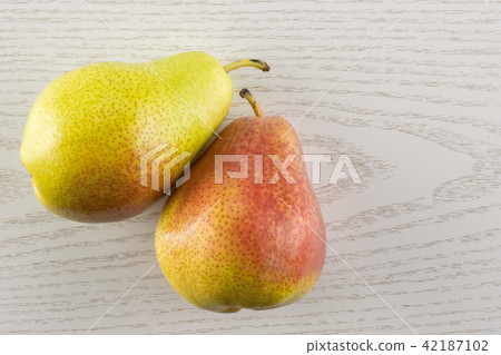 Fresh Raw red pear on grey wood 42187102