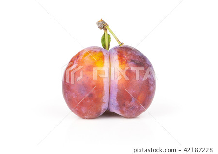 Fresh Raw vibrant plums isolated on white Fresh Raw vibrant plums isolated on white 42187228