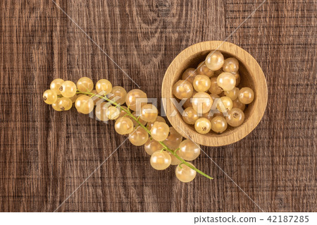 Fresh white currant berries on brown wood 42187285