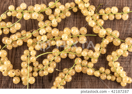 Fresh white currant berries on brown wood 42187287