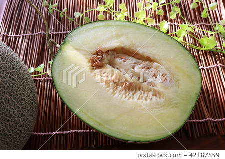 甜瓜切成兩半 42187859