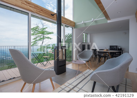 A villa with a fireplace 42191129