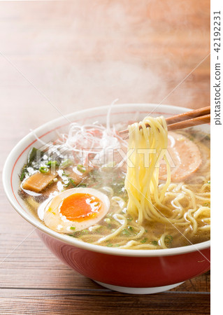 用筷子採摘熱醬油拉麵 用筷子採摘熱醬油拉麵 42192231