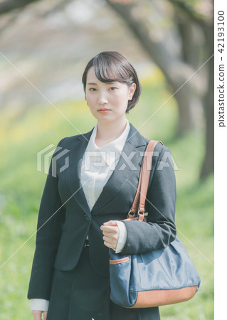 a businesswoman, ol, regretful 42193100