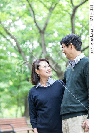 Fresh green senior oshidori couple Fresh green senior oshidori couple 42193331