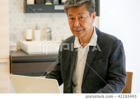 公司總裁兼執行電腦銷售等 公司總裁兼執行電腦銷售等 42193493