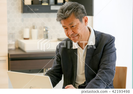 公司總裁兼執行電腦銷售等 公司總裁兼執行電腦銷售等 42193498