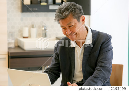 公司總裁兼執行電腦銷售等 42193499