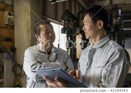 工廠人員工作 42194343