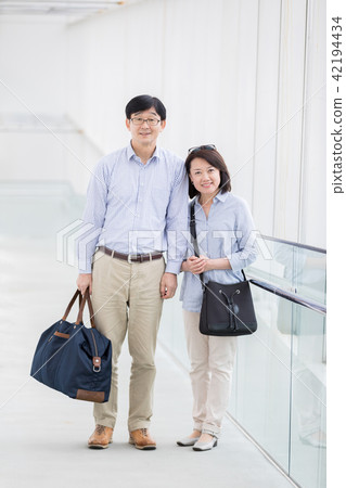 Senior Osidori Couple Travel Senior Osidori Couple Travel 42194434