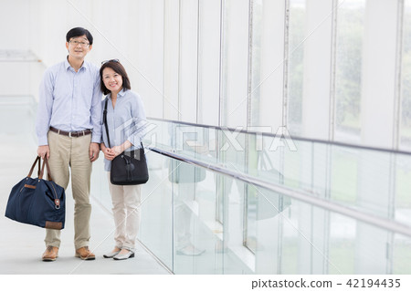 Senior Osidori Couple Travel Senior Osidori Couple Travel 42194435