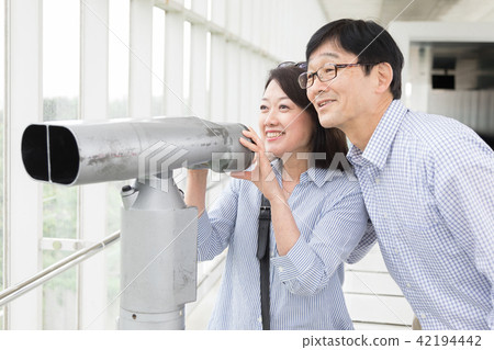 Senior Osidori Couple Travel 42194442