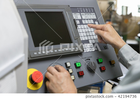 工廠人員加工 工廠人員加工 42194736