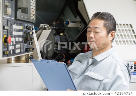工廠人員加工 42194754