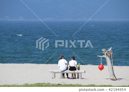 A couple to date on the beach in the summer 42194954