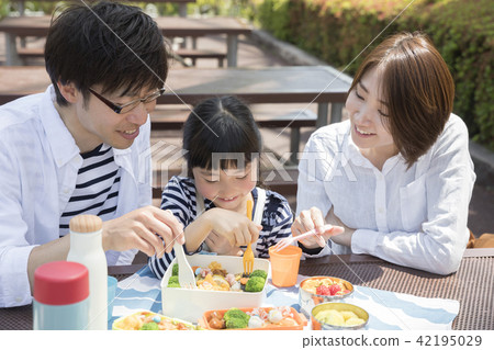 Amusement park leisure going out handmade bento eating parent and child 42195029