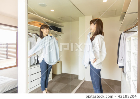 年輕的女士步入式衣櫥 42195204