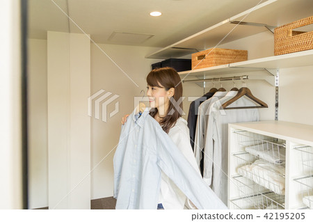 年輕的女士步入式衣櫥 年輕的女士步入式衣櫥 42195205