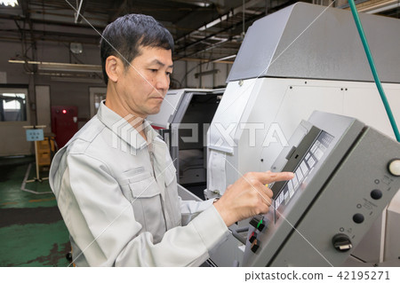 工廠人員加工 工廠人員加工 42195271
