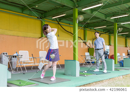 Hitting golf 42196061