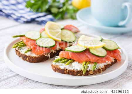 Salmon sandwiches with asparagus, cream cheese and cucumber 42196115