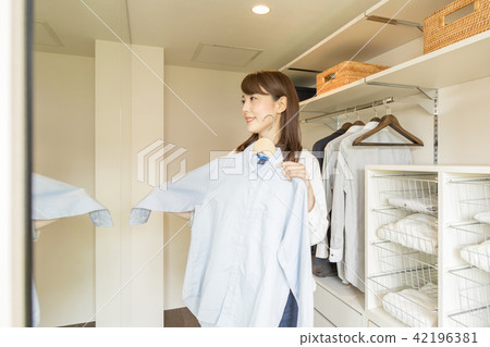 年輕的女士步入式衣櫥 年輕的女士步入式衣櫥 42196381