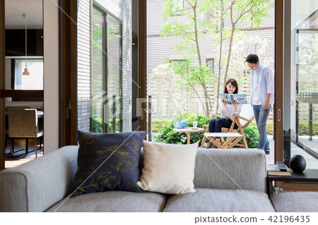 年輕夫婦露台陽台 年輕夫婦露台陽台 42196435