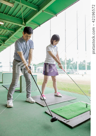 Hitting golf 42196572